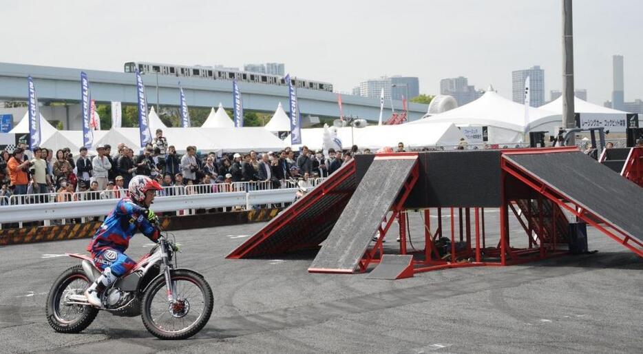 [写真]エクストリームバイクデモでは、プロの華麗な技にファンは大興奮