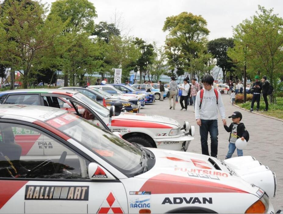 [写真]会場内には、名車がズラリと展示された