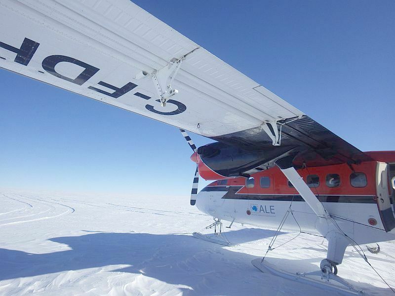 [写真]この飛行機で出発点へ来た。もう後には引けない（撮影：大島義史）