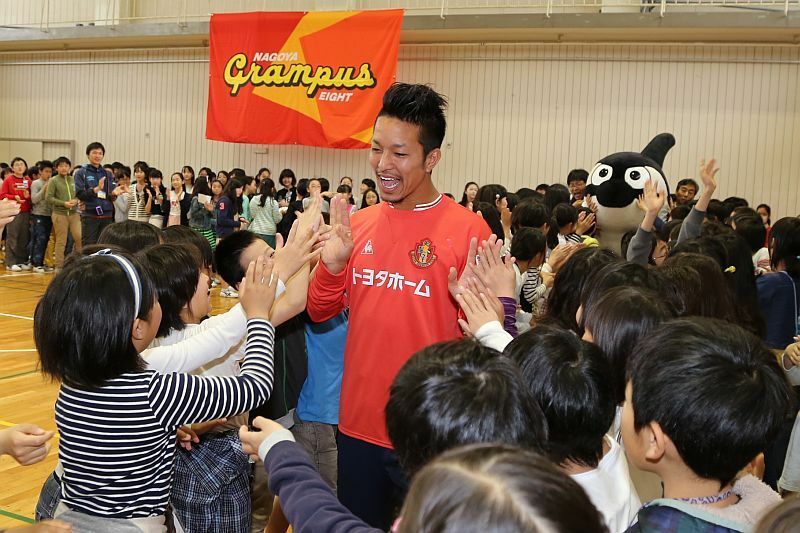 [写真]入学進級のお祝いで小学校を訪問して児童と交流する田口泰士選手（中央）＝名古屋市内で（C)N.G.E