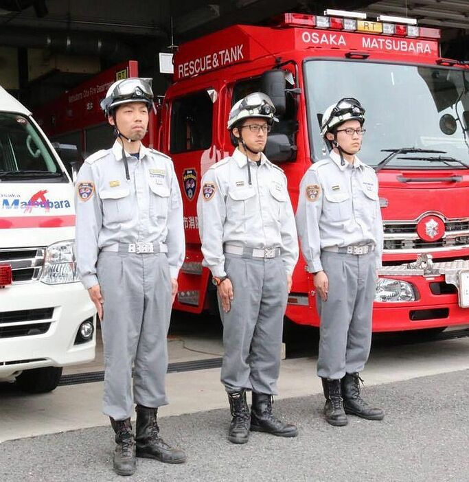 [写真]緊急消防援助隊の大阪府隊隊員として熊本県南阿蘇村から大阪へ帰ってきた（左から）本山正将さん、青木宏悦さん、鍋屋隆さん＝21日午前、大阪府松原市の松原市消防本部で