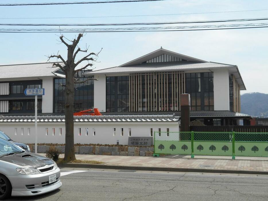 [写真]上田城の前で改築建設中の中学校も「真田風」で、観光客の目を引く