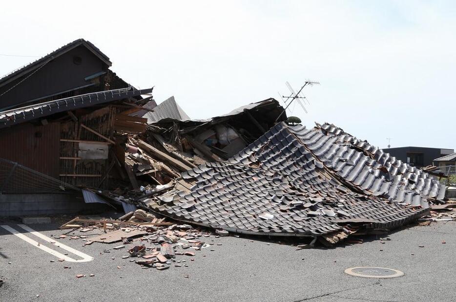 [写真]余震が続く熊本地震。14日夜には益城町で震度7を記録し、多くの家屋が倒壊した（児玉千秋/アフロ、4月15日撮影）