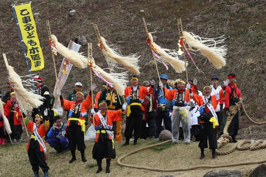 [写真]伝統の「木遣り」も健在