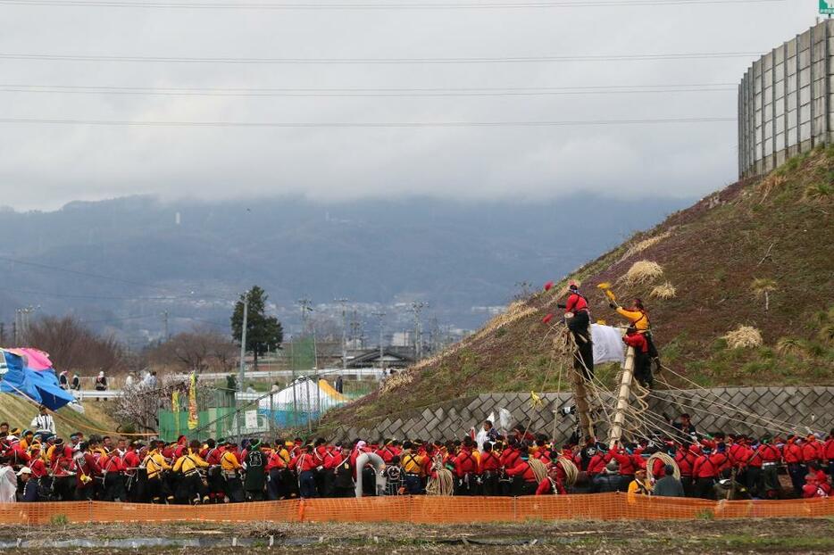 [写真]「川越し」地点に向け曳行される御柱