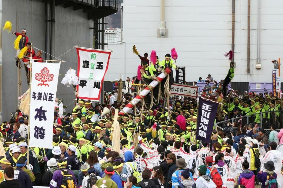 [写真]「川越し」地点に向け曳行される御柱