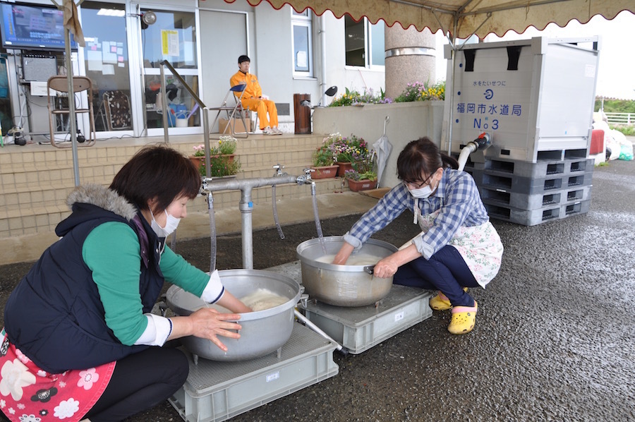 米をとぐ女性たち。朝ごはんの提供が終わったら、すぐに昼食の準備にかかる（撮影：木野千尋）