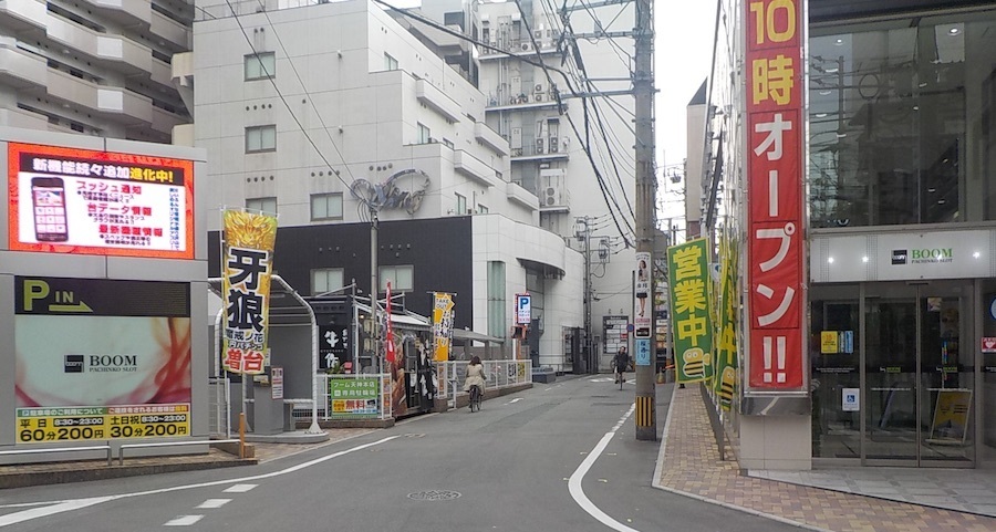 放水して泡が流された道路