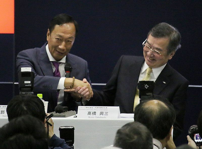 [写真]2時間半にわたる会見中、郭会長（左）と高橋社長が握手する光景が何度もみられた