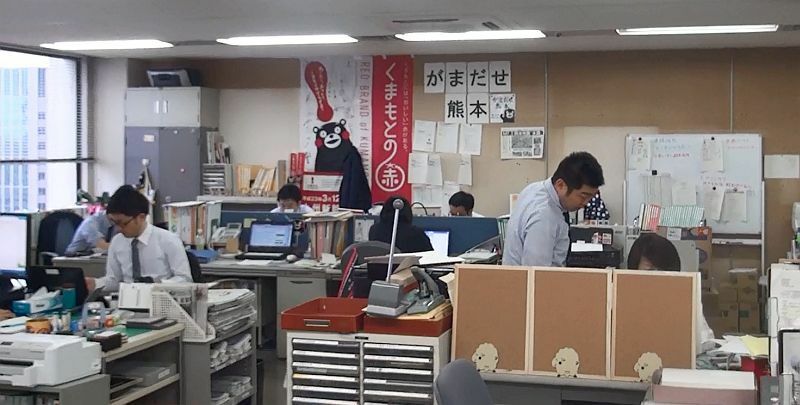 [写真]熊本県大阪事務所の職員らは家族や故郷を思いながら義援金の連絡調整などに奮闘する＝18日午後、大阪市北区で