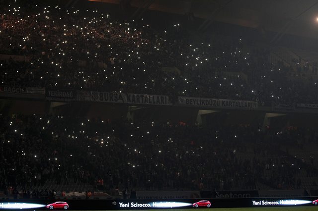 UEFAヨーロッパリーグ 停電で試合が一時中断＝2014年12月11日（ロイター/アフロ）