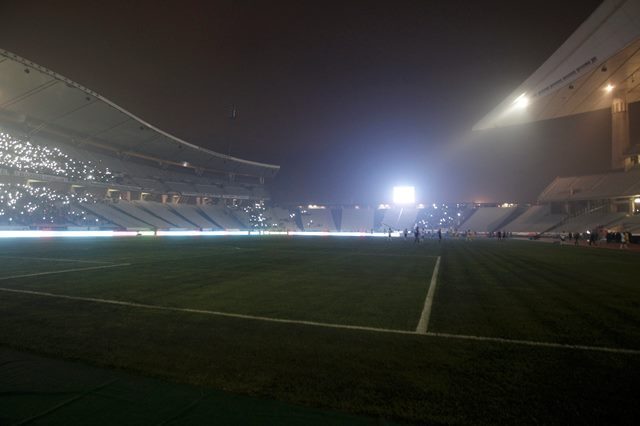 UEFAヨーロッパリーグ 停電で試合が一時中断＝2014年12月11日（ロイター/アフロ）