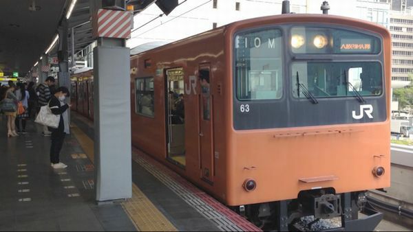 [写真]大阪環状線で使用されているおなじみのオレンジ色の車両