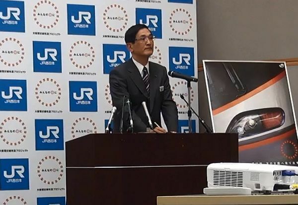 [写真]新型車両について説明するプロジェクトマネジャーの長谷川一明近畿統括本部長