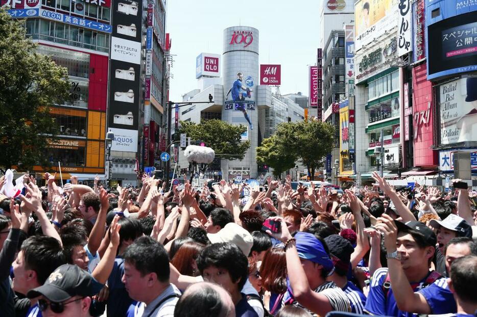 ［写真］渋谷スクランブル交差点。2014年のFIFA W杯では、サポーターが交差点を埋め尽くした。（伊藤真吾/アフロスポーツ）