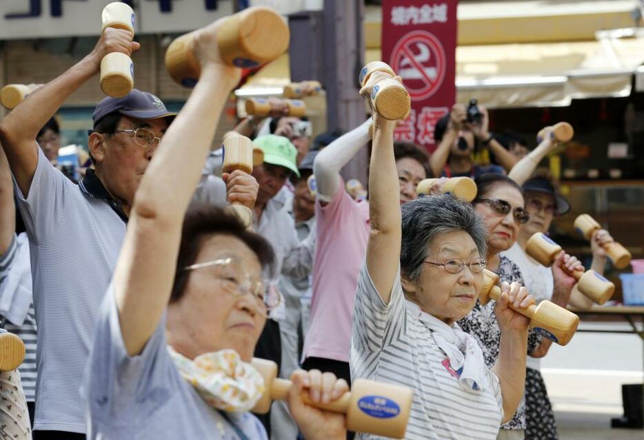 ［写真］年あたり270万人いる団塊の世代は、2025年には後期高齢者の年代へと突入する（ロイター/アフロ）