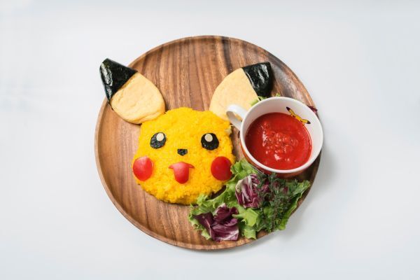 [画像]ピカチュウも笑顔になっちゃうオムライス マグマソース付き（c）2015 Pokemon.（c）1995-2015 Nintendo/Creatures Inc./GAME FREAK inc.