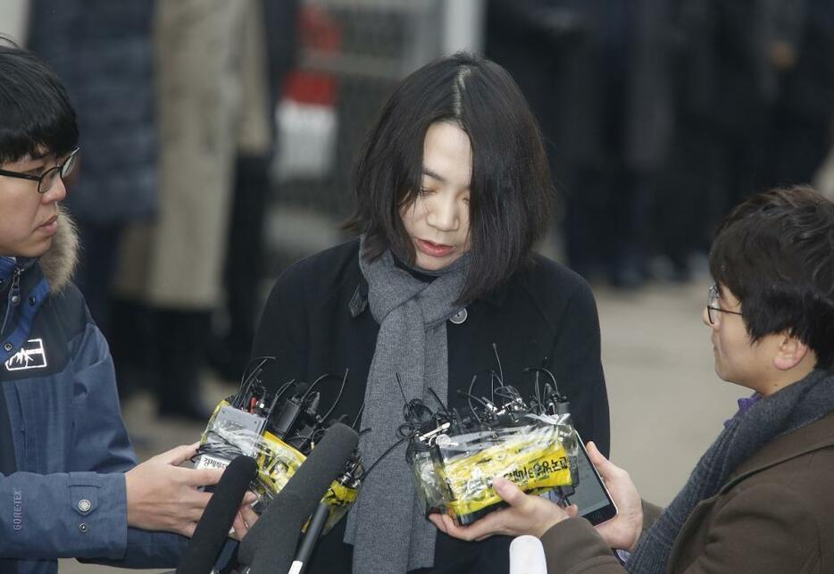[写真]12月12日、大韓航空「ナッツリターン」問題でヒョンア前副社長が謝罪（Lee Jae-Won/アフロ）