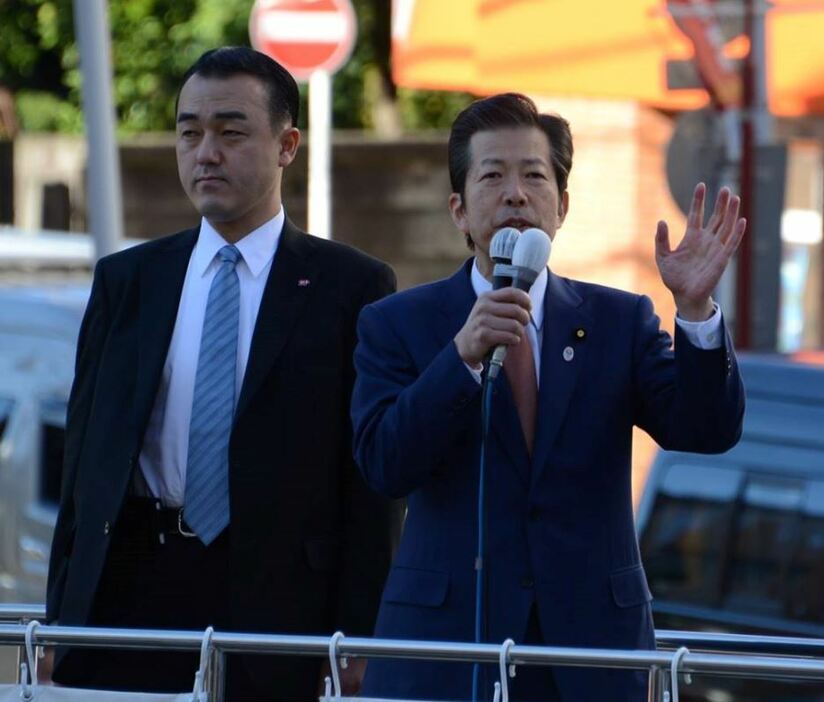 ［画像］第一声を行う公明党・山口那津男代表（右）（石橋崇司氏撮影）