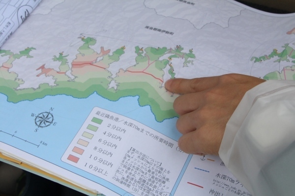 [写真]南伊勢町海上避難マップの完成イメージ図。赤いラインが、港へ戻るのが早いか、水深70メートル海域に達する方が早いかを分ける「沖出しの境界線」を示す