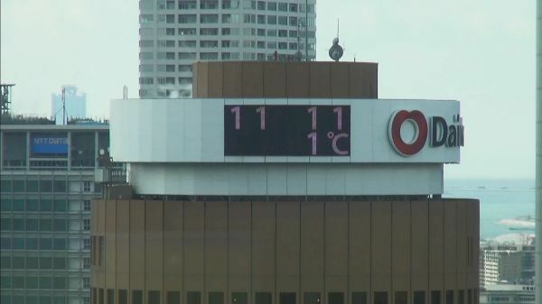 [写真]大阪マルビルの電光掲示板は珍しい「1並び」に＝17日午前11時11分、大阪市北区で