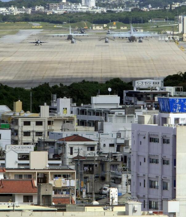 ［写真］普天間基地（ロイター/アフロ）