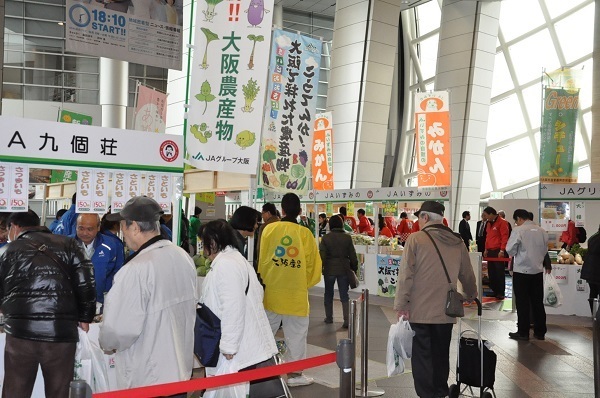 [写真]のぼりが林立してにぎやかな会場風景＝大阪市中央区大手前のNHK大阪放送局1階アトリウム