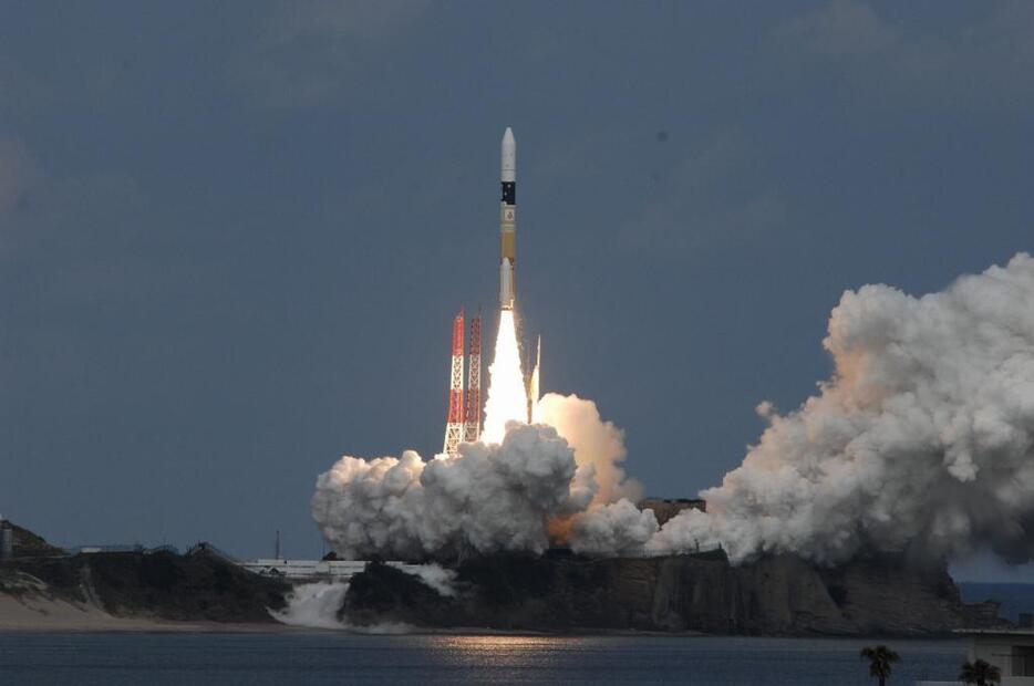 [写真]2014年12月3日、H2Aロケットで打上げられた「はやぶさ2」（提供：JAXA）