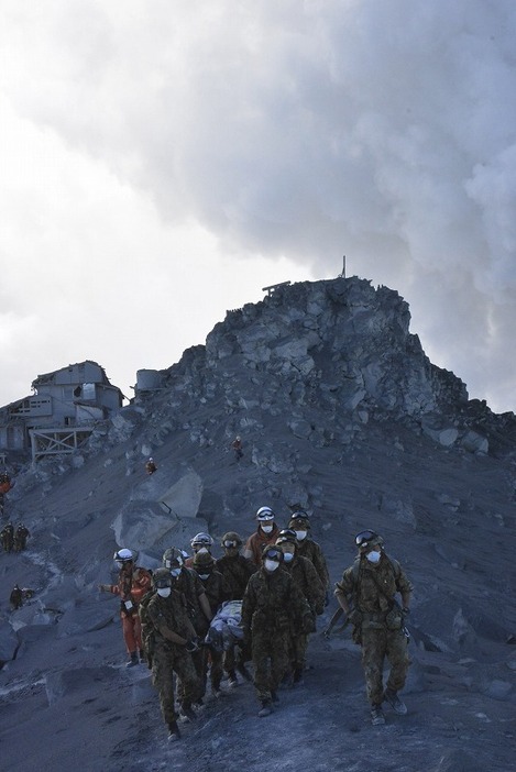［資料写真］御嶽山噴火で登山者らが撮影した迫真の映像はテレビでも放映されたが、登山者がネットに「投稿」したからこそ注目され広がる結果となった（提供：防衛省統合幕僚監部/ロイター/アフロ　2014年9月28日撮影）