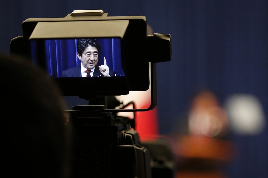 ［イメージ写真］安倍首相の会見を映すテレビカメラ。政治とテレビはいつも微妙な力関係にある（写真：ロイター/アフロ）