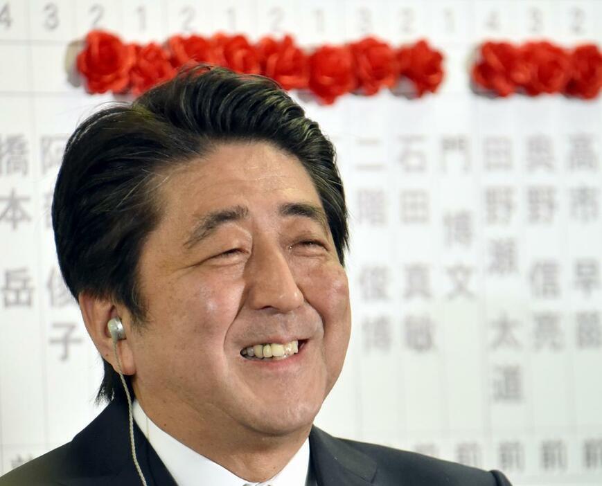 [写真]自公で「3分の2」を確保し笑顔を見せる安倍首相（ロイター/アフロ、12月14日）