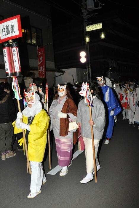 練り歩く狐の行列（昨年の様子）