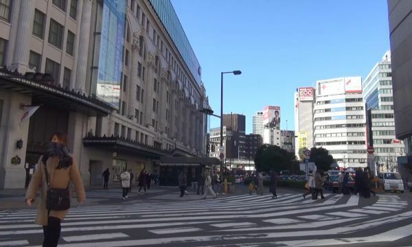 [写真]強い冬型で寒い朝となった大阪市内。歩く人もずいぶん厚着の人が多い=18日午前10時ごろ、大阪市中央区で