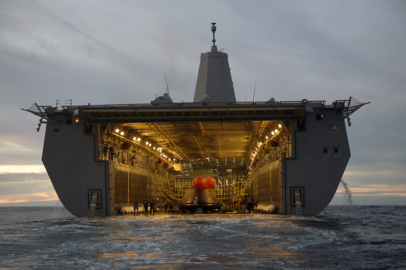 [写真]着水後アメリカ海軍の揚陸艦USSアンカレッジに収容されたオリオン宇宙飛行船（提供：アメリカ海軍）