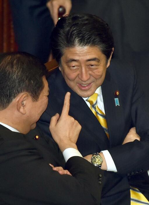 [写真]衆院解散前に石破地方創生担当相と話す安倍首相（ロイター/アフロ）