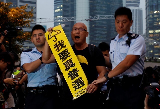 香港民主化デモ 当局が全面排除＝2014年12月11日（ロイター/アフロ）