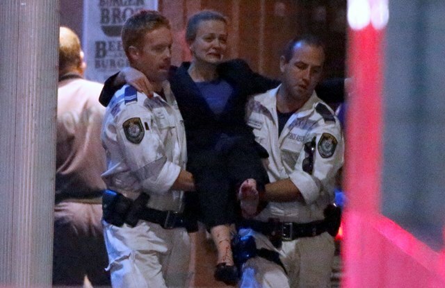 豪シドニーで人質事件 警官突入も犯人ら3人死亡=2014年12月16日（ロイター/アフロ）
