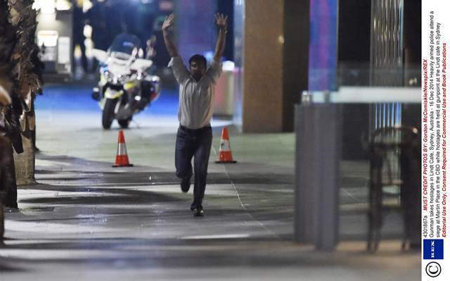 豪シドニーで人質事件 警官突入も犯人ら3人死亡=2014年12月16日（REX FEATURES/アフロ）