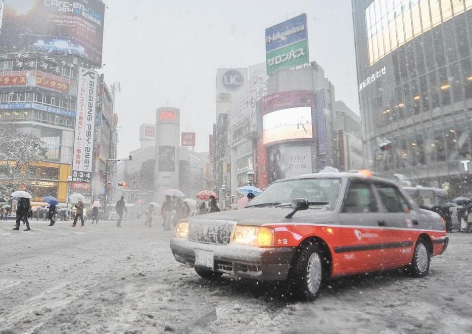 [写真]今年2月、首都圏は13年ぶりの大雪に見舞われた。こうした雪の日にはスタッドレスタイヤが欠かせない（アフロ）