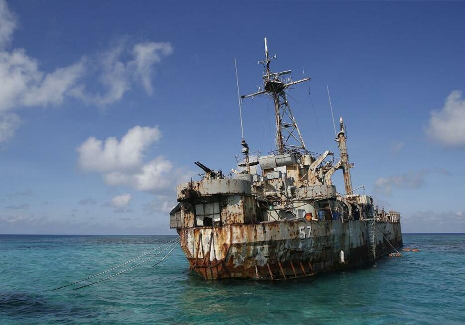 [写真]南シナ海の“座礁船”シエラ・マドレ号。現在はフィリピンの船で、中国との領有権争いの最前線にある（ロイター/アフロ、2014年3月30日撮影）