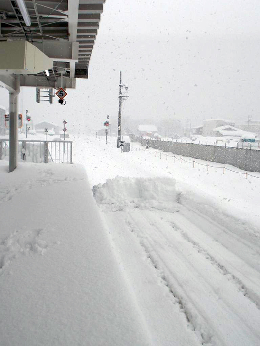 [写真]飯山駅のレール上で“とおせんぼ”する雪