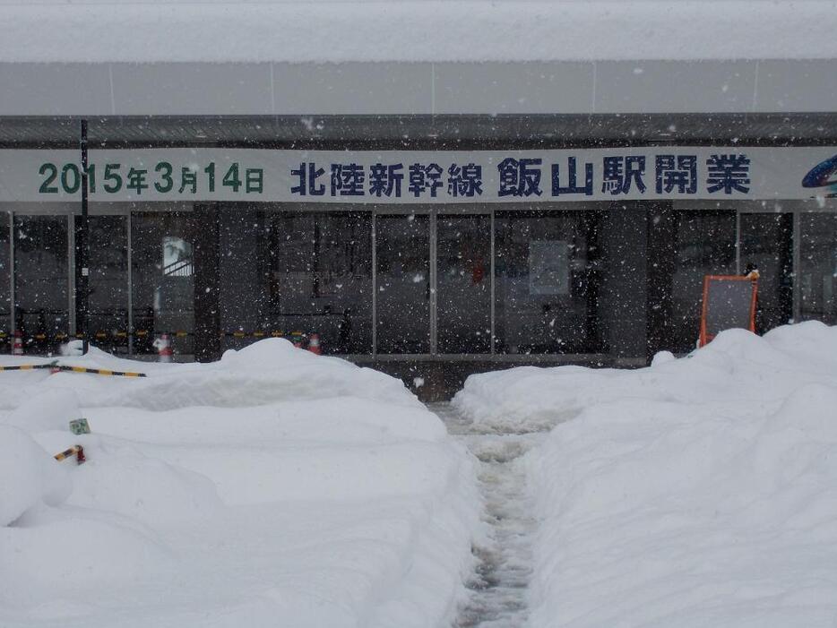 [写真]雪の中、来年3月の北陸新幹線開業を待つ飯山駅