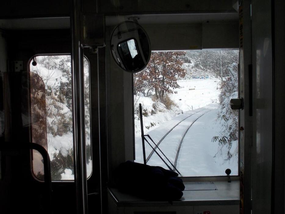 [写真]豪雪の飯山駅を目指す飯山線の列車（写真はいずれも14日）