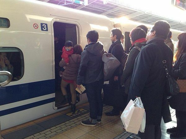 [写真]新大阪駅で新幹線に乗る人たち。自由席の乗車率は100%超が多かった＝30日午後3時ごろ、大阪市淀川区で