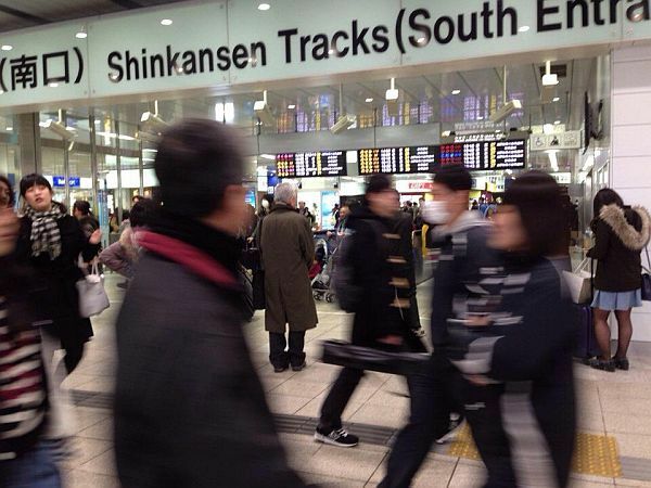 [写真]新大阪駅構内を行き交う人々＝30日午後3時ごろ、大阪市淀川区で