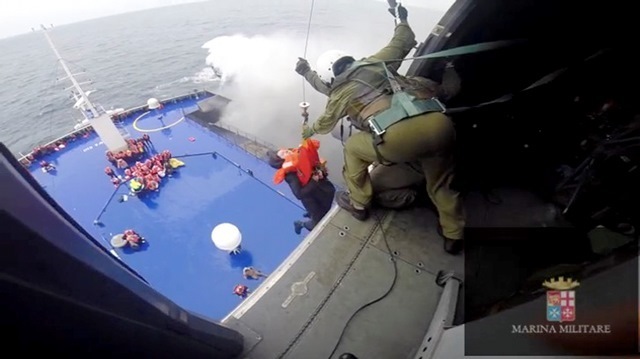 ギリシャ沖フェリー火災　悪天候で救助難航＝12月28日（Marina Militare/ロイター/アフロ）