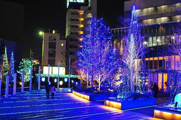 [画像]青が際立ち、不思議な雰囲気に包まれる名古屋ルーセントタワーの広場