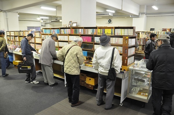 [写真]初日も古書ファンが大勢詰めかけた＝大阪市中央区粉川町の大阪古書会館