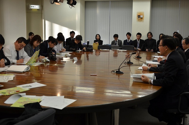 [写真]記者会見する北九州コンタクトセンター協議会のメンバーら（國分隆次氏撮影）