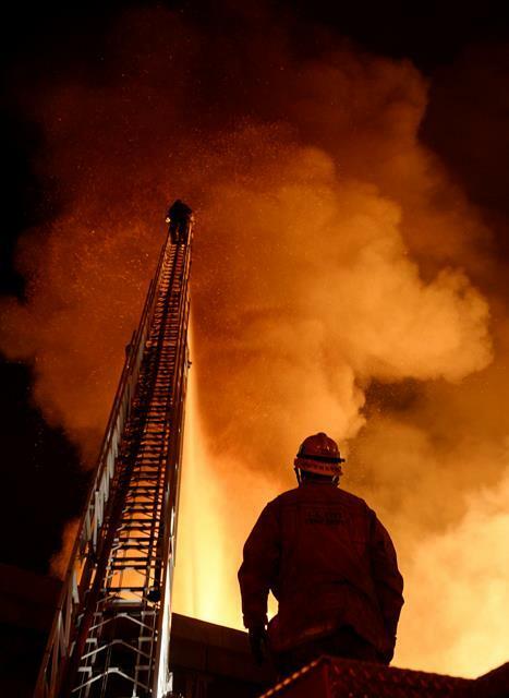 米ロサンゼルスで大規模火災が2件発生、死傷者の報告はなし=2014年12月8日（ロイター/アフロ）